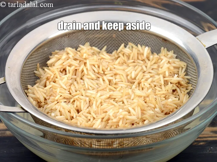 Step 7 – <meta charset="UTF-8" />Drain the brown rice using a strainer. Keep aside.&nbsp;<br /> &nbsp;