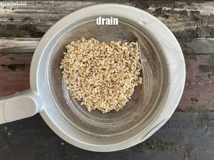 Step 7 – <meta charset="UTF-8" />Drain the soaked barley.&nbsp;&nbsp;<br /> &nbsp;