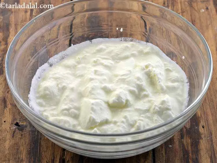 स्टेप 6 – एक गहरे बाउल में गाढ़ा दही लें। अगर दही गाढ़ा …