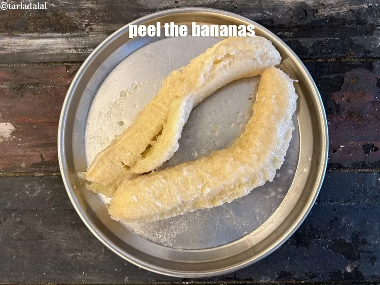 Step 13 – <meta charset="UTF-8" />Peel the bananas.&nbsp;<br /> &nbsp;