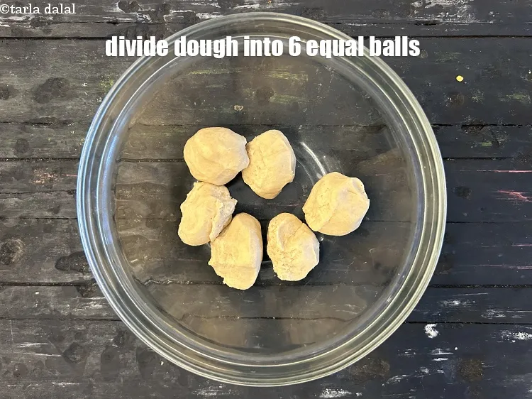 स्टेप 9 – आटे को 6 बराबर भागों में बाँट लीजिये।&nbsp;