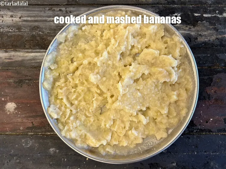 स्टेप 10 – जैन पाव भाजी के लिए पका और मसला हुआ कच्चा …