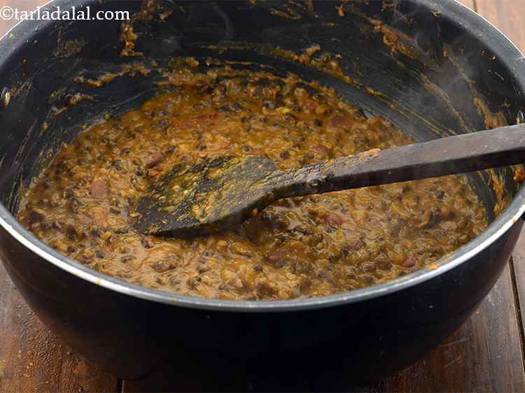 Step 27 – <p>Let the <strong>dal makhani </strong>simmer on a medium flame for 10 to 15 minutes. This …