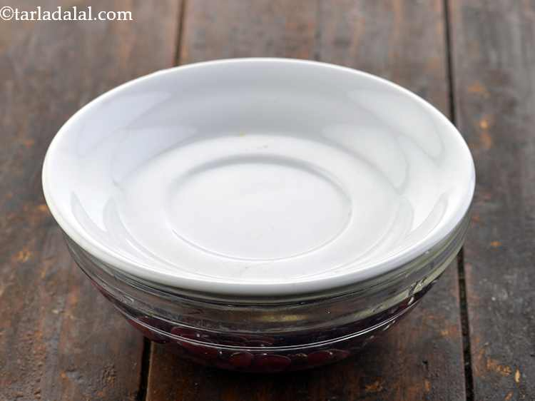 Step 4 – <p>Cover and keep the rajma bowl aside for overnight.&nbsp;</p>