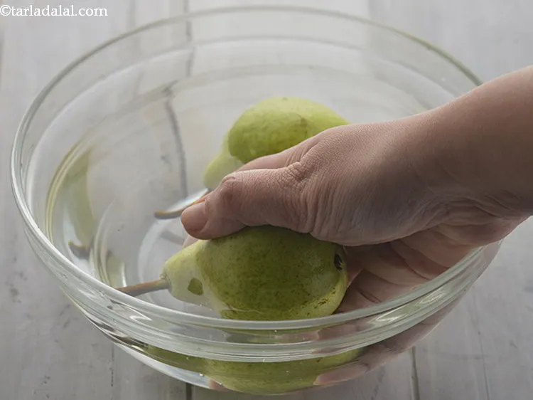 स्टेप 7 – यदि कोई गंदगी है तो पके नाशपाती को एक कटोरी …