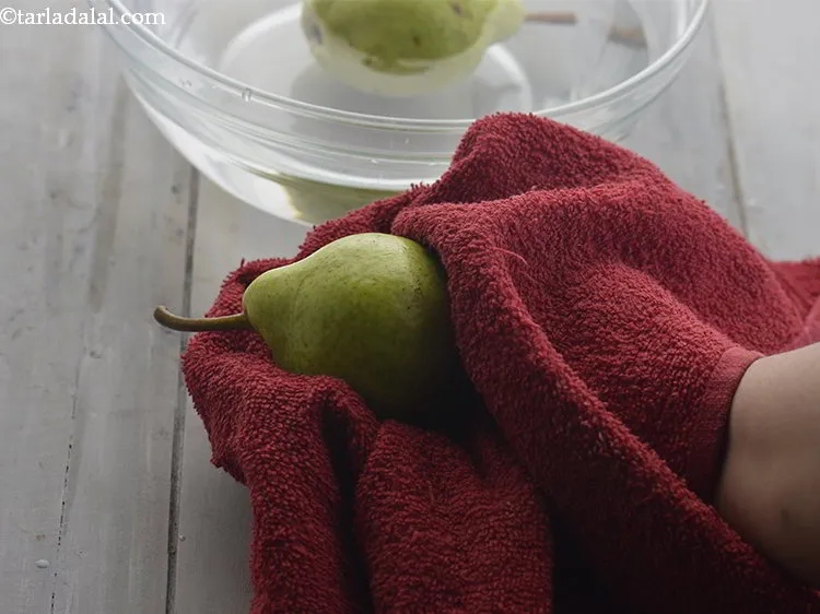 स्टेप 8 – एक साफ रसोई तौलिया का उपयोग करके इसे पोंछें।