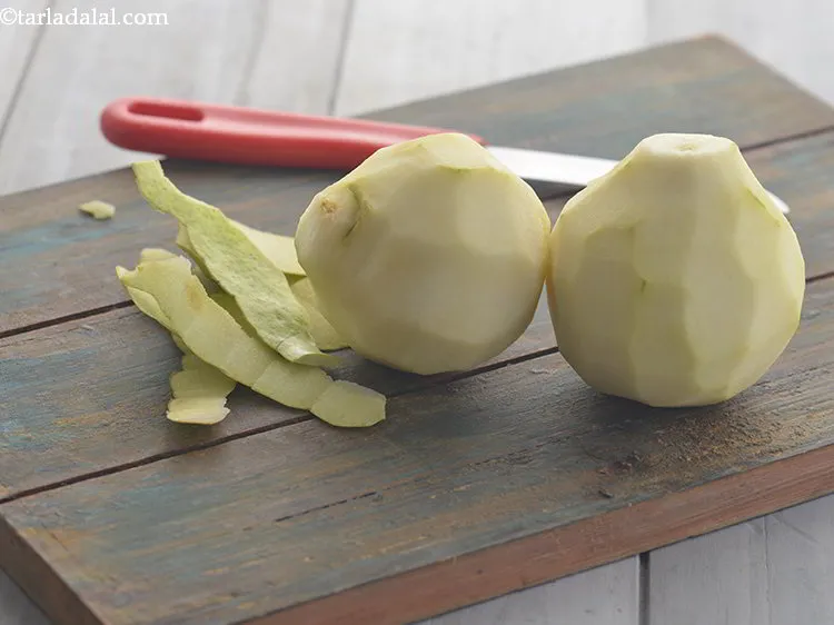 स्टेप 9 – एक तेज चाकू का उपयोग करके नाशपाती को छीलें। इसे …