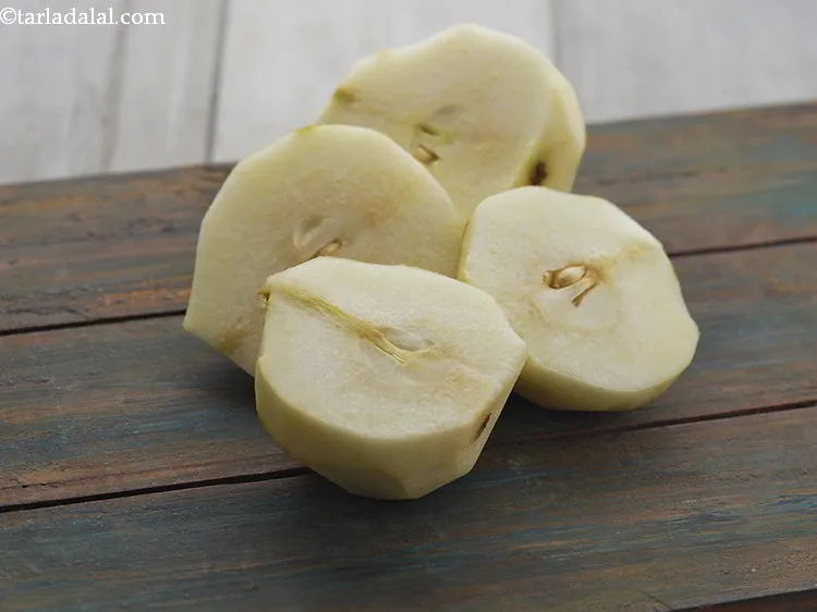 स्टेप 10 – एक तेज चाकू के साथ नाशपाती को २ हिस्सों में …