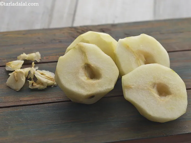 स्टेप 11 – नाशपाती काटें और बीज को निकाल दें। बीज जूस को …