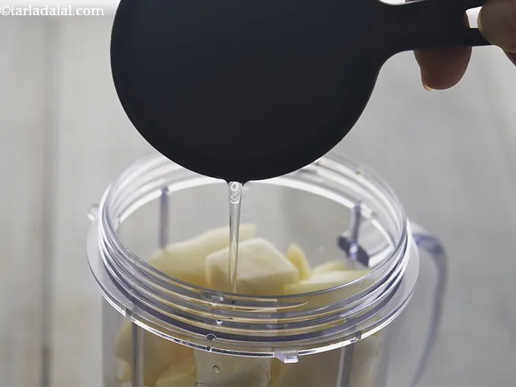 स्टेप 14 – १/२ कप पानी मिलाएं और इसे चिकना होने तक पीस …