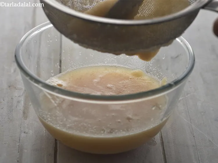 स्टेप 15 – एक छलनी का उपयोग करके <strong>नाशपाती जूस</strong> को छान लें। …