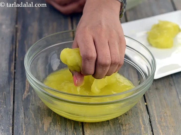 स्टेप 8 – ठंडा होने पर कच्ची कैरी को छील लें और एक …