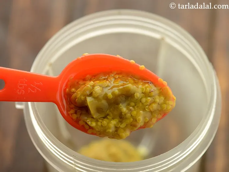 स्टेप 1 – <strong>अचारी पनीर टिक्का</strong> के लिए अचारी मैरीनेड बनाने के लिए …