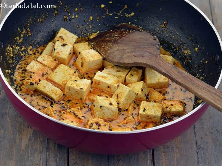 Step 15 – Mix gently. This is very important or else the paneer cubes will break.&nbsp;