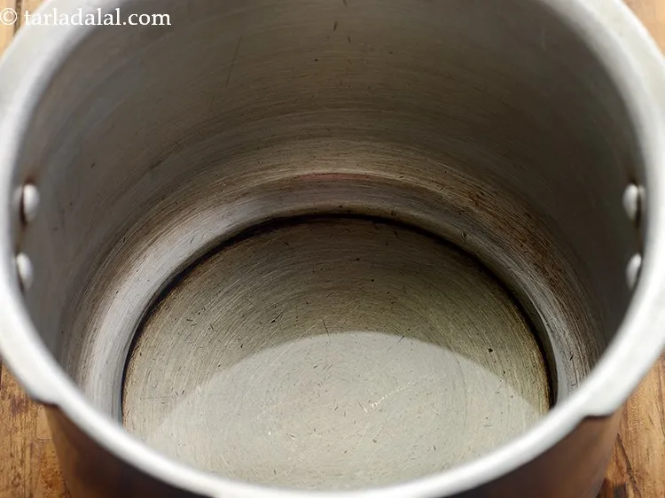 स्टेप 5 – <strong>अचारी काबुली चना पुलाव</strong> बनाने के लिए, प्रेशर कुकर में …