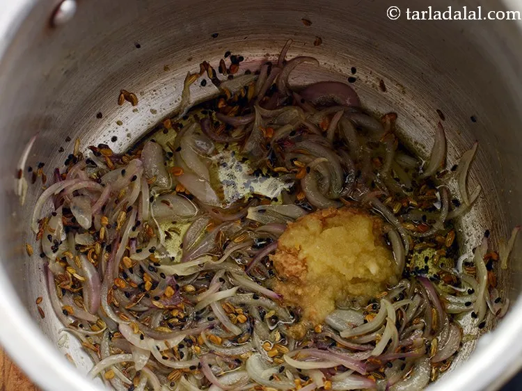 स्टेप 15 – अदरक-लहसुन का पेस्ट डालें।