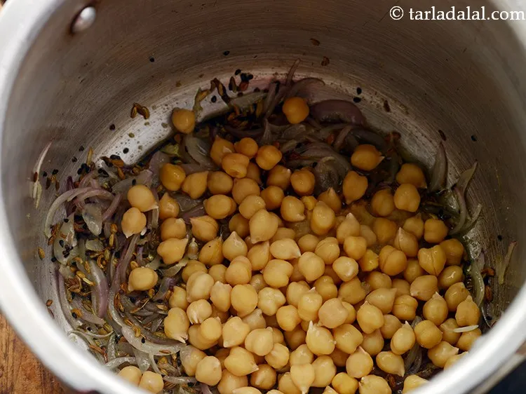 स्टेप 16 – भिगोया हुआ और उबला हुआ काबुली चना डालें।