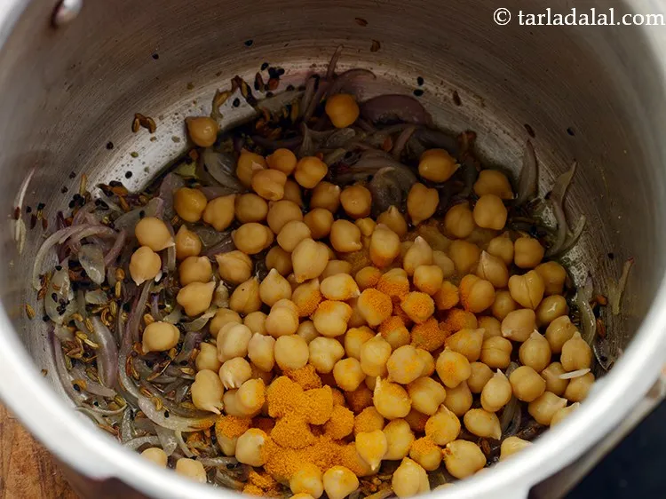 स्टेप 17 – हल्दी पाउडर डालें।