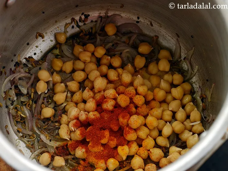 स्टेप 18 – मिर्च पाउडर डालें।