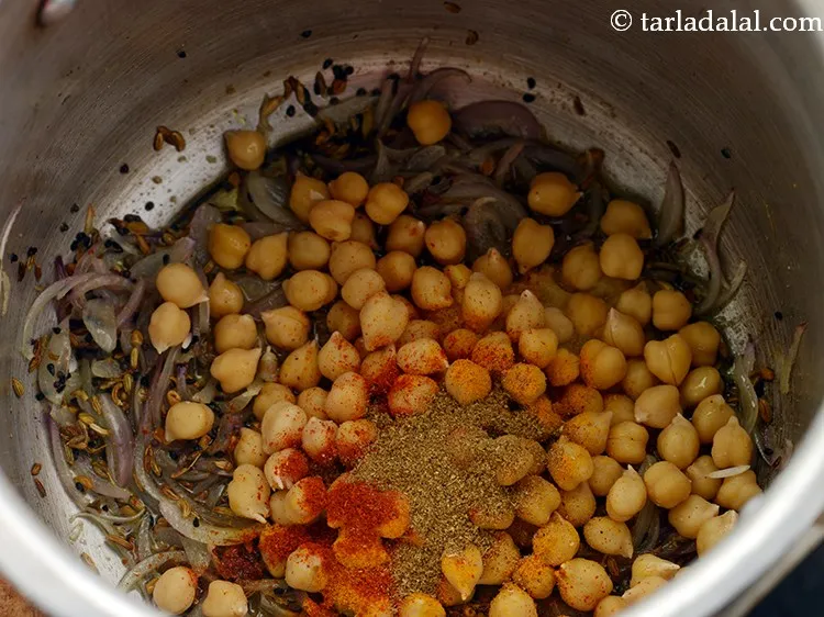 स्टेप 19 – गरम मसाला डालें।