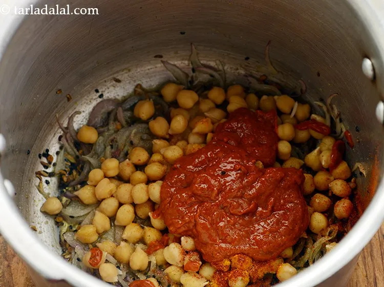 स्टेप 20 – नमक और तैयार अचार का पेस्ट डालें। यह थोड़ा तीखा …