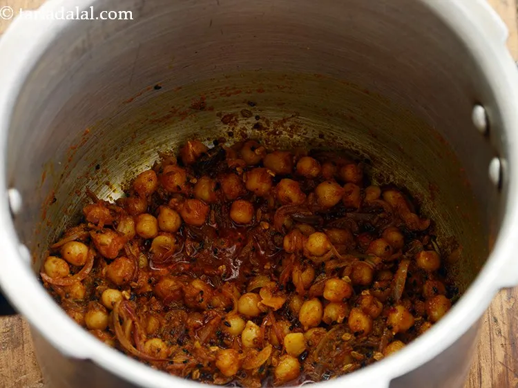 स्टेप 21 – अच्छी तरह से मिलाएं और मध्यम आंच पर १ मिनट …