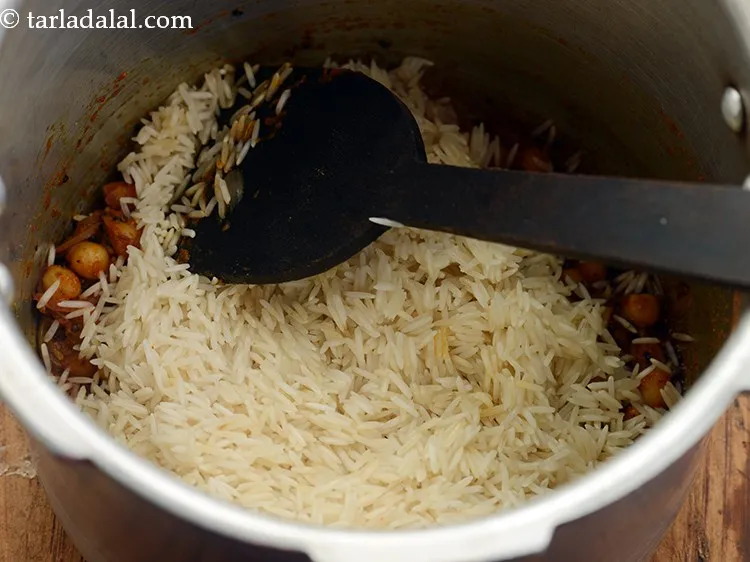 स्टेप 22 – चावल डालें।