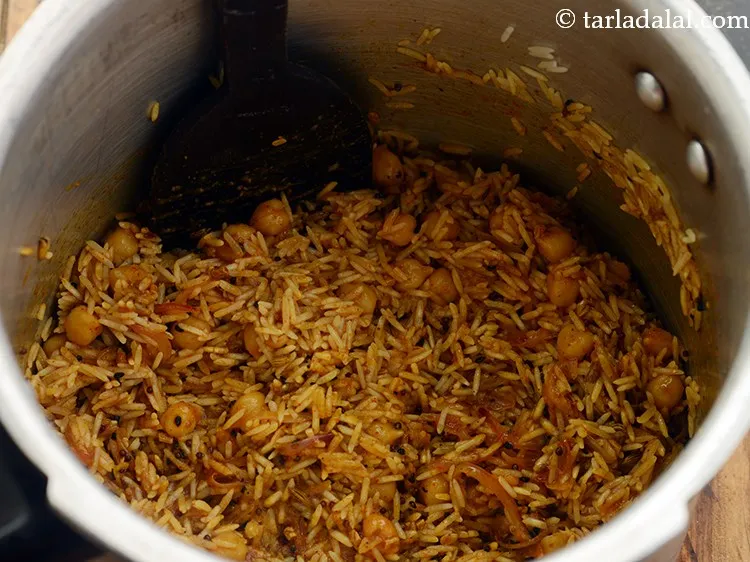 स्टेप 23 – अच्छी तरह से मिलाएं और मध्यम आंच पर १ मिनट …