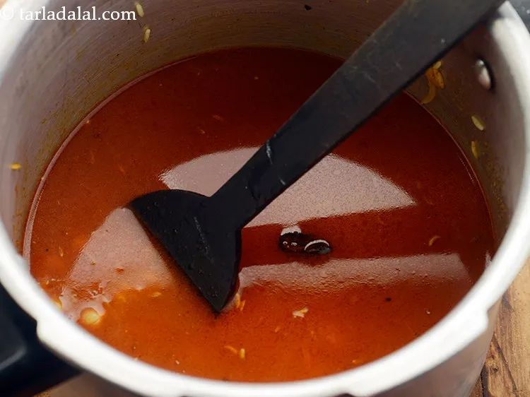 स्टेप 24 – २ १/२ कप गरम पानी डालें। चूंकि गरम पानी का …