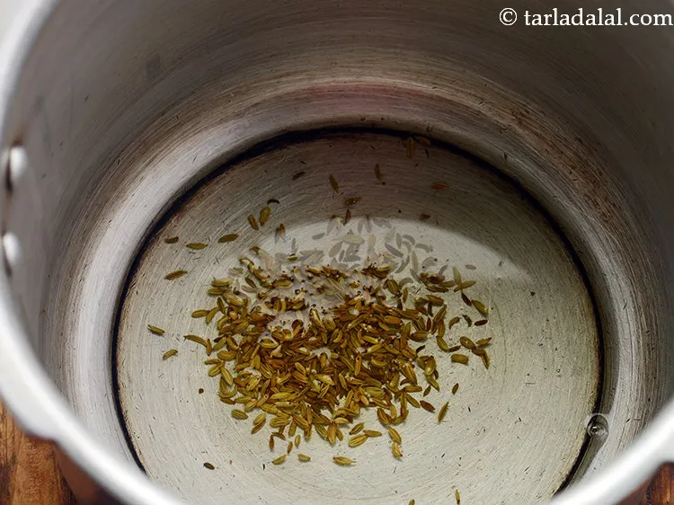 स्टेप 6 – घी गरम होने पर सौंफ डालें।
