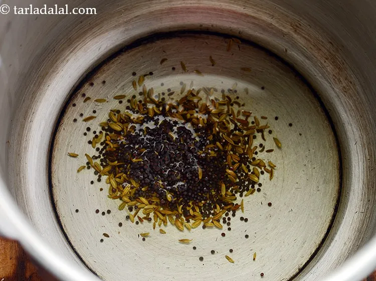 स्टेप 7 – सरसों डालें।