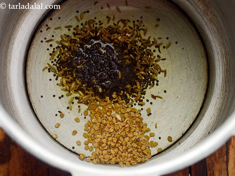 स्टेप 8 – मेथी के दाने डालें।