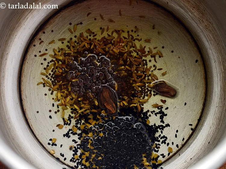 स्टेप 10 – बड़ी इलायची डालें।