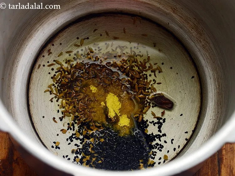 स्टेप 12 – हींग डालें और मध्यम आंच पर कुछ सेकंड के लिए …