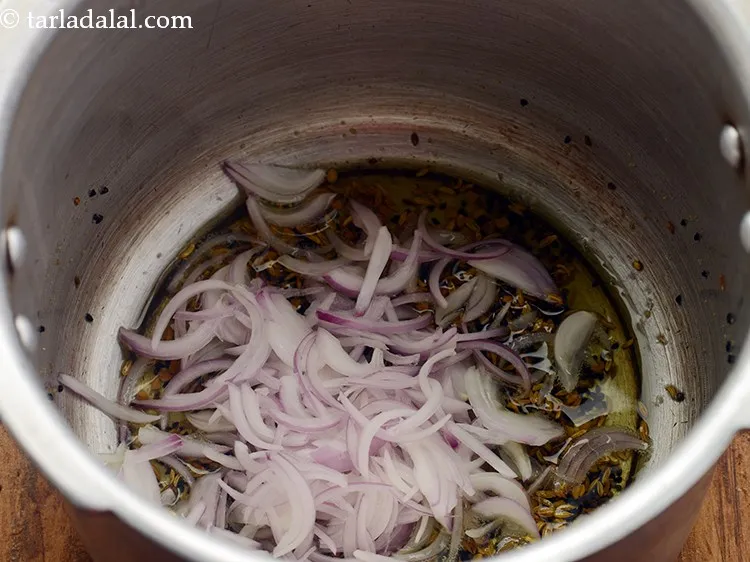 स्टेप 13 – जब बीज चटक जाए तो प्याज डालें।