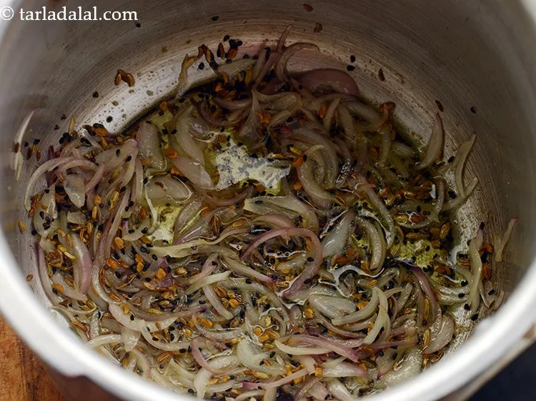 स्टेप 14 – अच्छी तरह से मिलाएं और मध्यम आंच पर १ से …