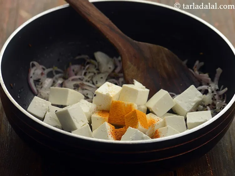 स्टेप 11 – हल्दी डालें।