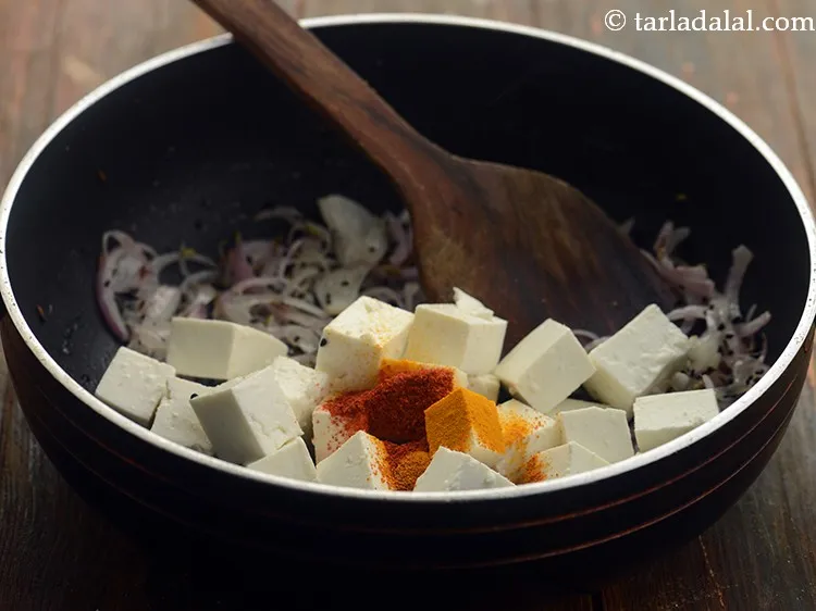 स्टेप 12 – मिर्च पाउडर डालें।