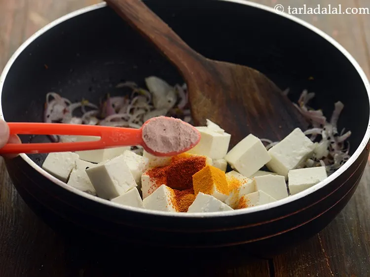 स्टेप 13 – <strong>अचारी पनीर</strong> में काला नमक डालें |