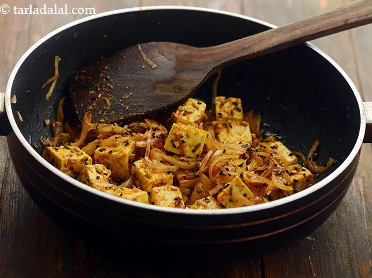 स्टेप 14 – अच्छी तरह से मिलाएं और मध्यम आँच पर १ मिनट …