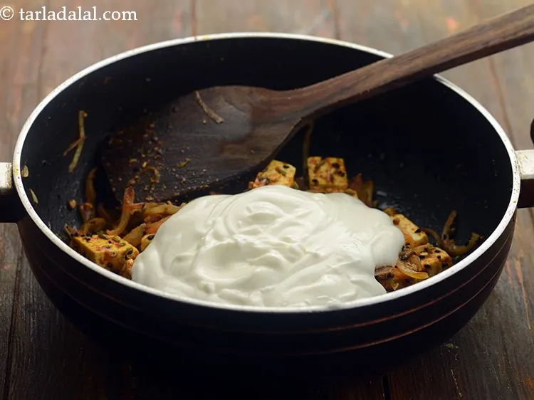 स्टेप 15 – फेंटा हुआ दही डालें। घर पर दही कैसे बनाएं, यह …