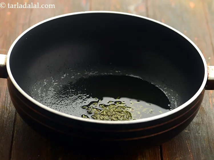 स्टेप 2 – तेल गरम होने के बाद, सौंफ डालें।
