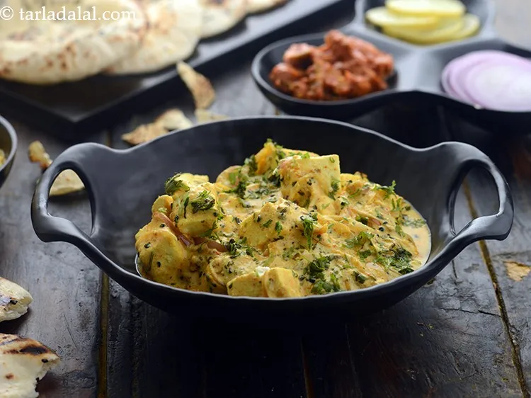 स्टेप 20 – चावल या चपाती के साथ <strong>पंजाबी अचारी पनीर</strong> को गरमा-गरम …