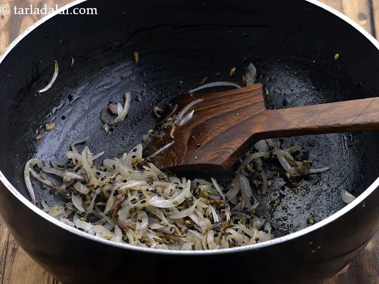 स्टेप 9 – मध्यम आंच पर २ मिनट के लिए या नरम और …