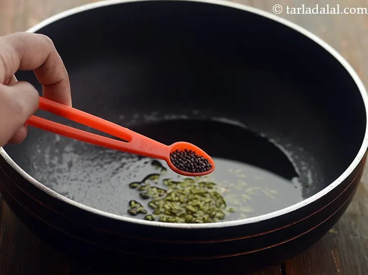 स्टेप 3 – सरसों डालें।