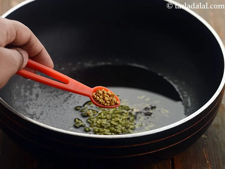 स्टेप 4 – मेथी के दाने डालें। यदि आप सरसों या मेथी के …