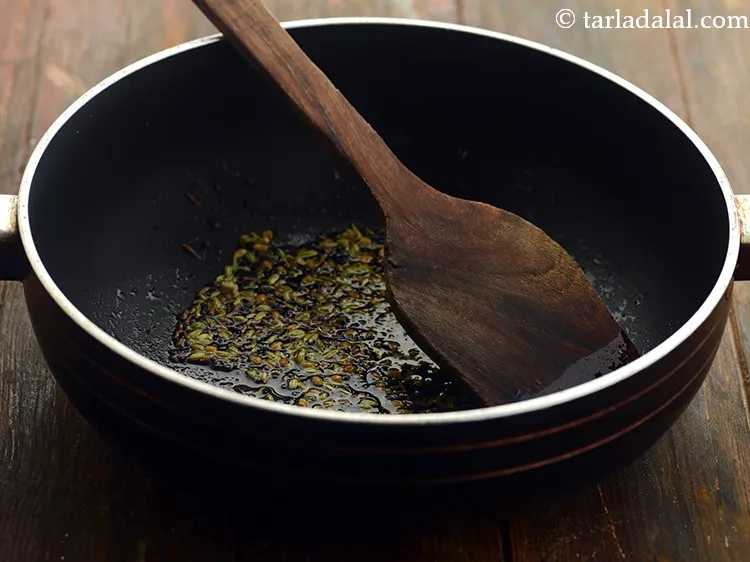 स्टेप 7 – हींग डालें और मध्यम आंच पर १ मिनट तक या …