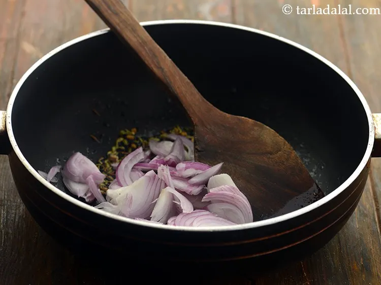 स्टेप 8 – प्याज को <strong>अचारी पनीर</strong> में जोड़ें।