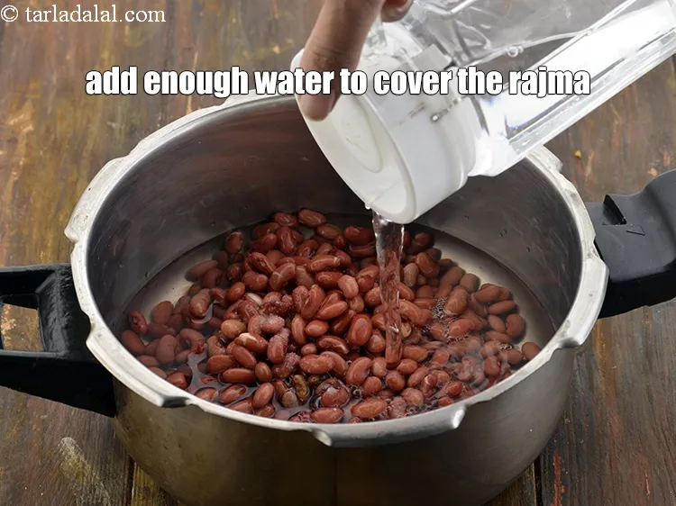 Step 7 – <meta charset="UTF-8" />Add enough water to cover the rajma.&nbsp;<br /> &nbsp;