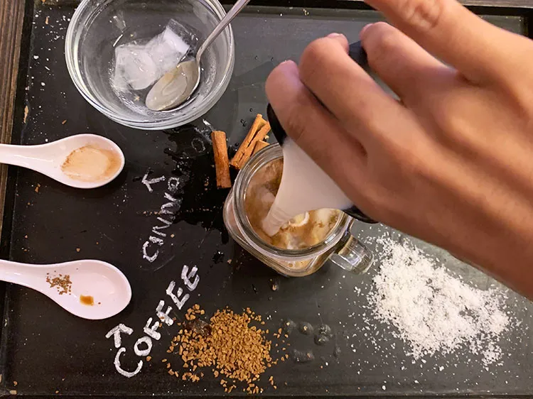 स्टेप 7 – बाद में जिसमे <strong>मिठास न हो वैसा बादाम दूध</strong> डालें, …